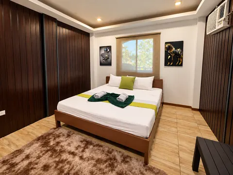 A room with a queen bed